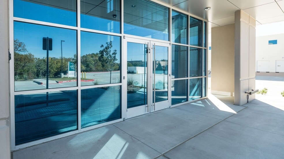 More Photos Of 3193 Bass Pro Dr, Grapevine Distribution For Lease