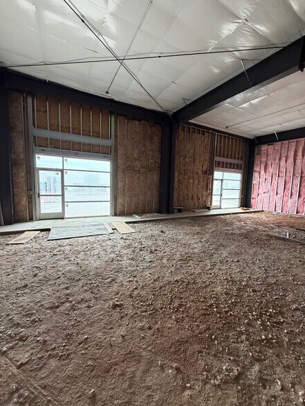 More Photos Of 2420 S 8th St, Rogers Flex For Lease