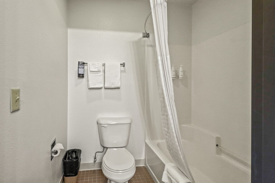 More Photos Of 726 S Lake Ave, Phillips Hotel For Sale