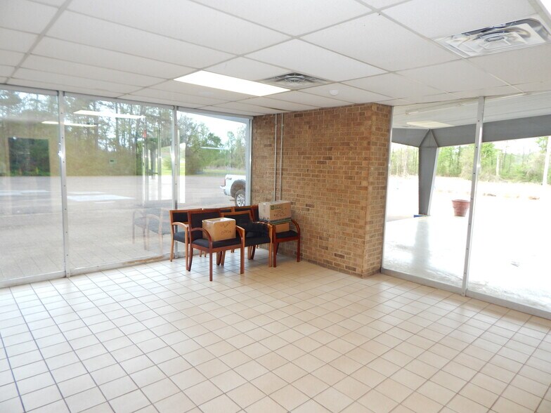 More Photos Of 143 Texas Highway 49, Hughes Springs Auto Repair For Sale