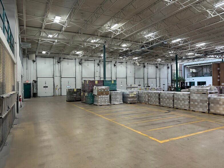More Photos Of 7200 S 1st St, Oak Creek Manufacturing For Lease