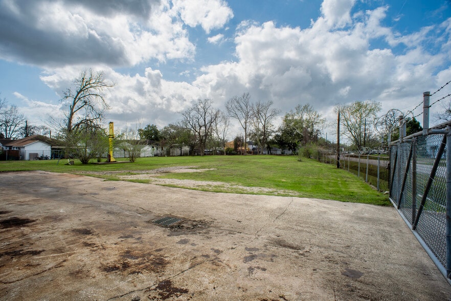 More Photos Of 910 Brenda St, Houston Warehouse For Sale