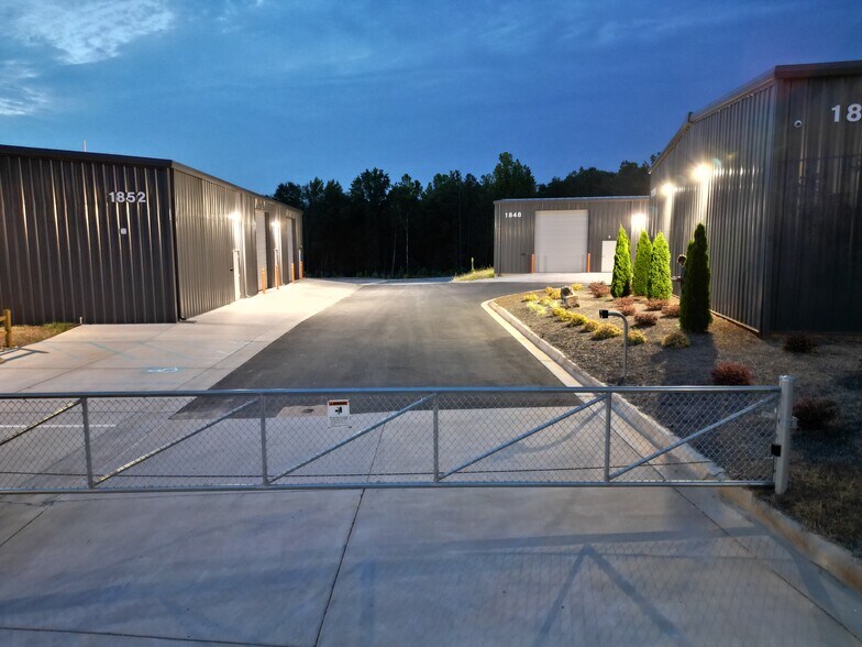 More Photos Of 1850 Chespark Dr, Gastonia Warehouse For Lease