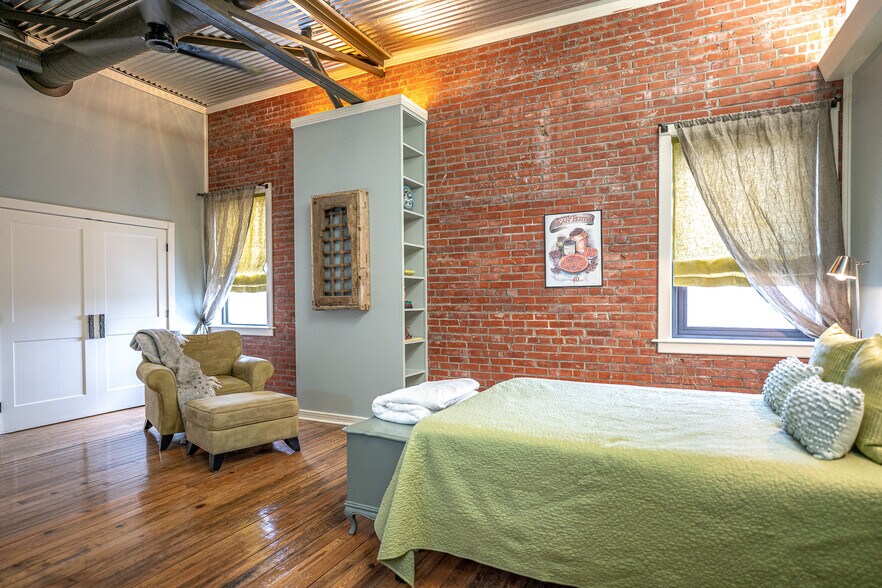 More Photos Of 1611 Washington St, Alexandria Showroom For Sale