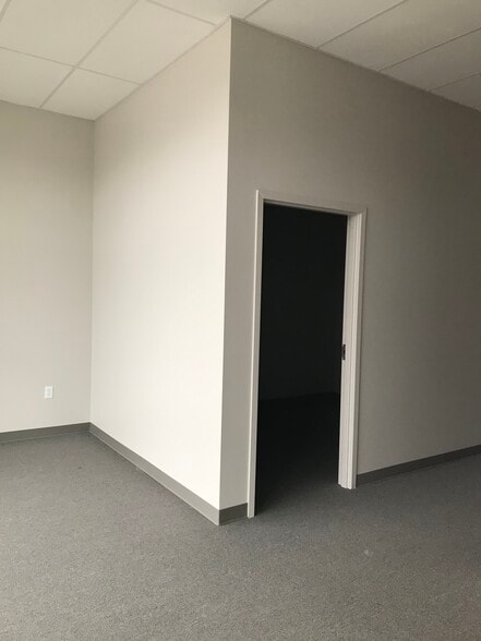 More Photos Of 8-20 Glenn Willow Dr, Arden Flex For Lease