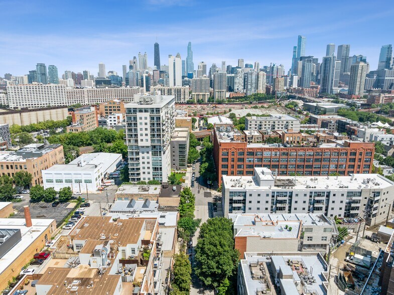 More Photos Of 942-944 W Huron St, Chicago General Retail For Sale