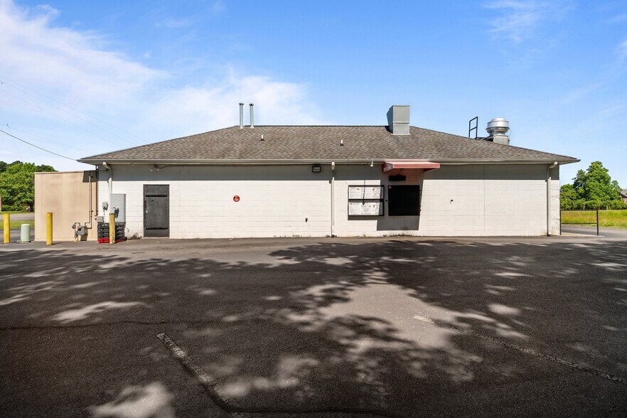 More Photos Of 120 Bank St, Sanford Restaurant For Sale
