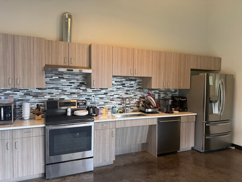 More Photos Of 1212 Chisholm Trail Rd, Round Rock Light Distribution For Lease