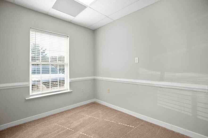 More Photos Of 10708 Ballantraye Dr, Fredericksburg Medical For Sale