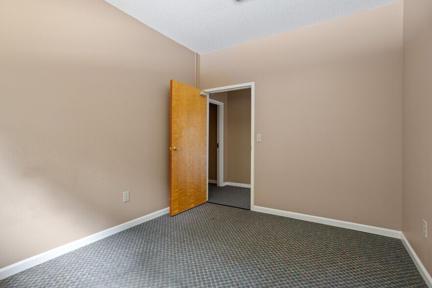 More Photos Of 735 N Townville St, Seneca Medical For Sale