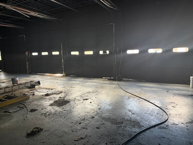 More Photos Of 140 W 3rd St, Washington Service For Lease