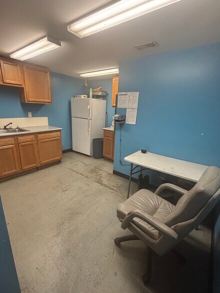 More Photos Of 602 Friend Way, Lebanon Service Station For Sale