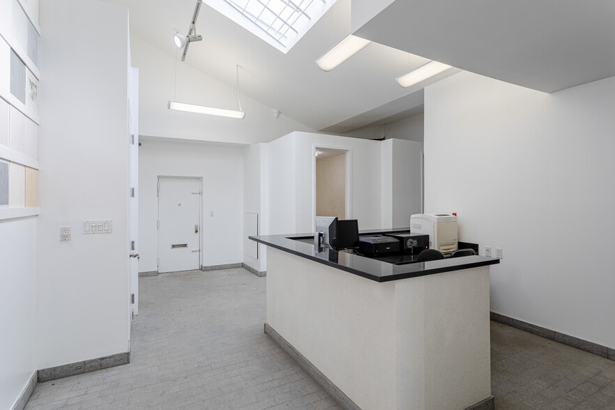 More Photos Of 234 Russell St, Brooklyn Showroom For Lease