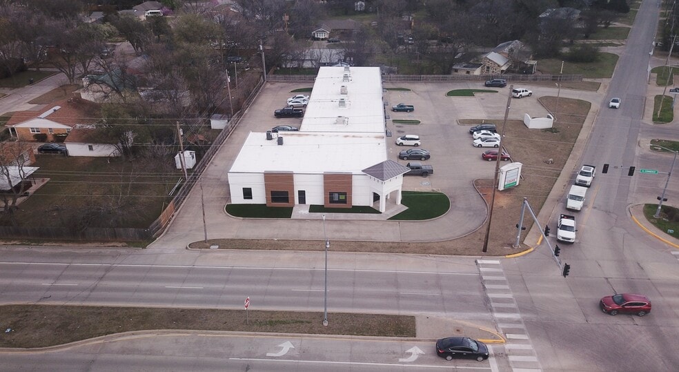 More Photos Of 1702-1708 N Commerce St, Ardmore General Retail For Lease