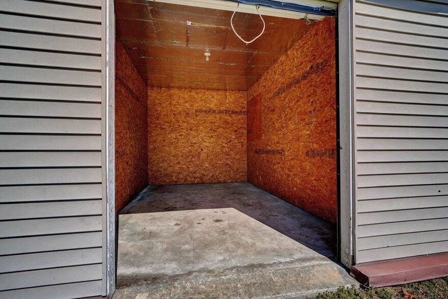 More Photos Of 300 Wilson Ave, Wakefield Sussex Self Storage For Lease