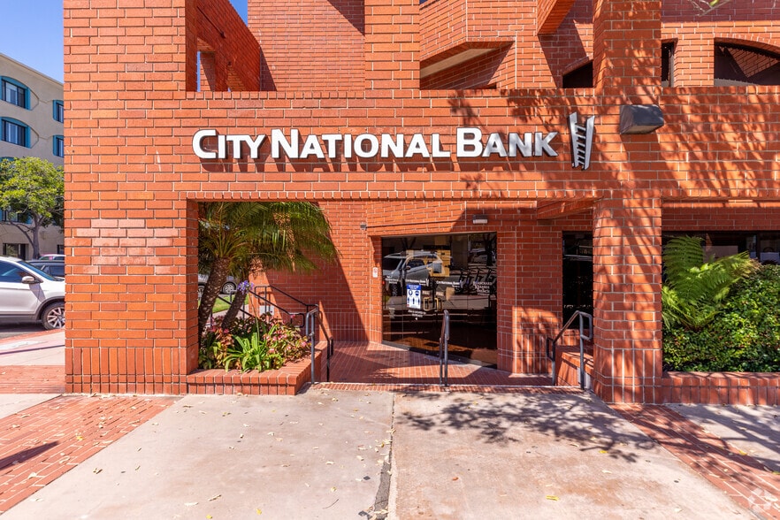 More Photos Of 800 Silverado St, La Jolla Office For Sale