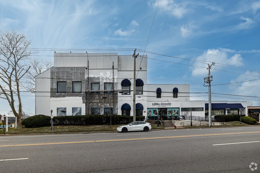 More Photos Of 1125 Willis Ave, Albertson Schools For Lease