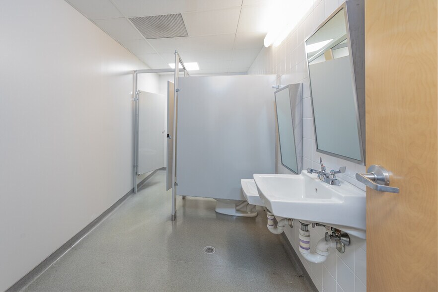 More Photos Of 411 Commerce Ln, West Berlin Medical For Sale