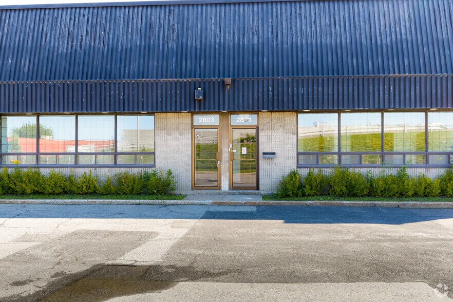 More Photos Of 2789-2855 Boul Le Corbusier, Laval Warehouse For Lease