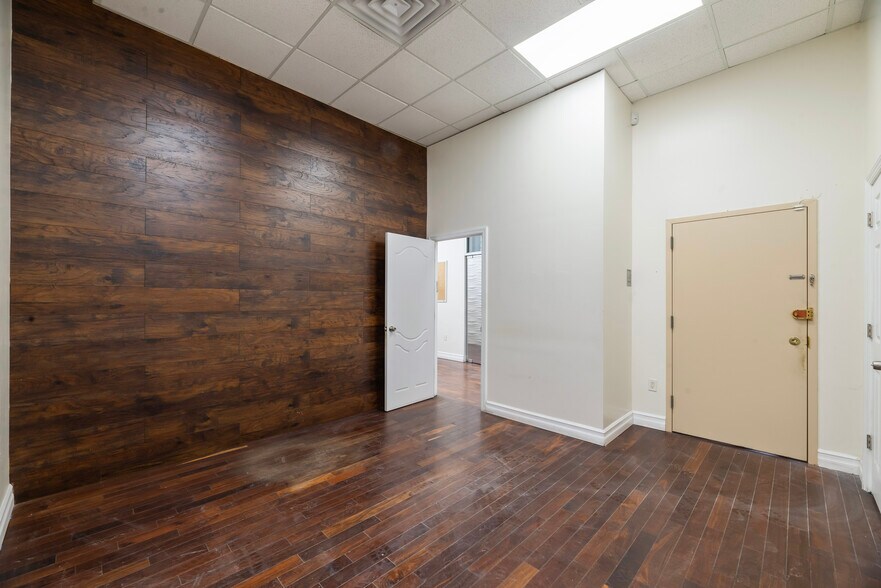 More Photos Of 12419 Metropolitan Ave, Kew Gardens General Retail For Lease