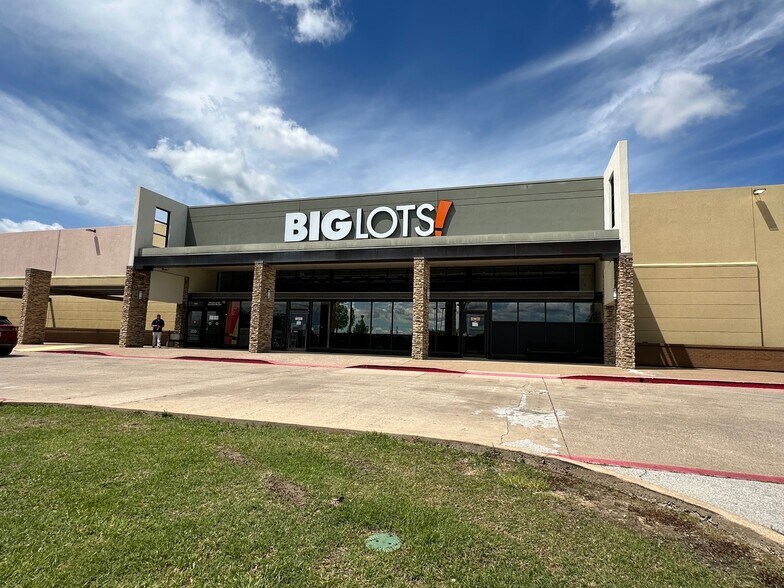 More Photos Of 2801-2853 Central Dr, Bedford Unknown For Lease