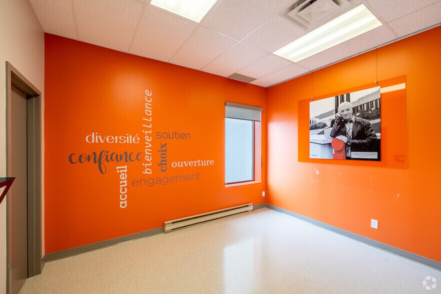 More Photos Of 170 Boul Taschereau, La Prairie Storefront Retail Office For Lease
