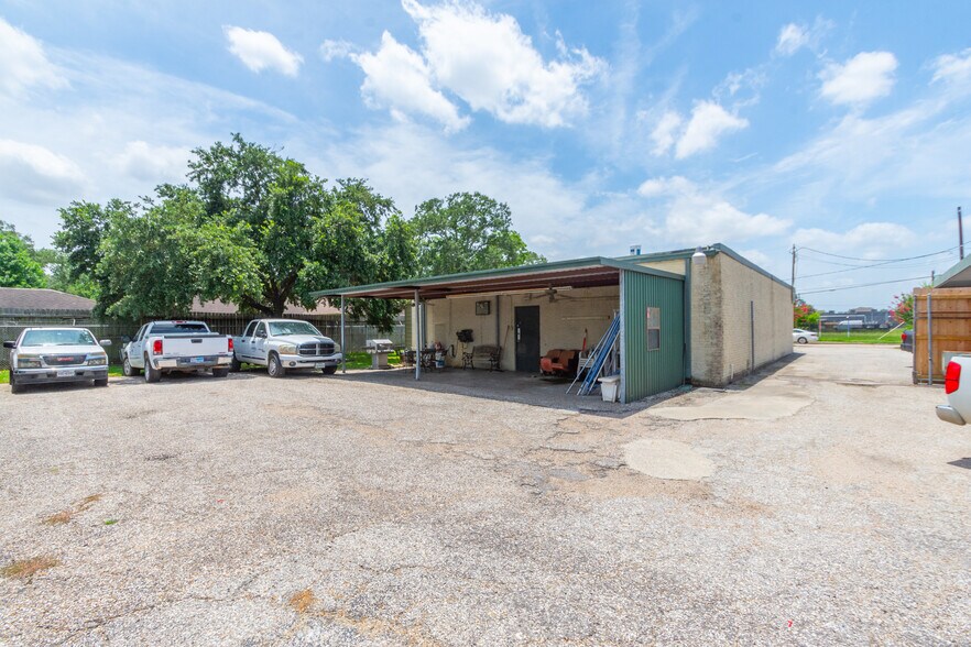 More Photos Of 1722 Monarch Oaks St, Houston Office For Lease