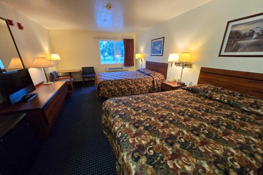 More Photos Of 748 E 12th St, Imperial Hotel For Sale