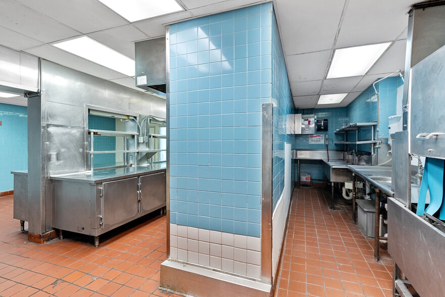 More Photos Of 1028 E Juneau Ave, Milwaukee Hotel For Lease