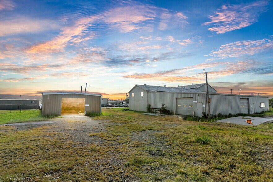 More Photos Of 600 W Cherry St, Cushing Warehouse For Lease