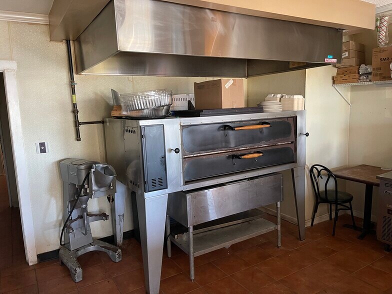 More Photos Of 4235 Madison Ave, Trumbull Restaurant For Lease