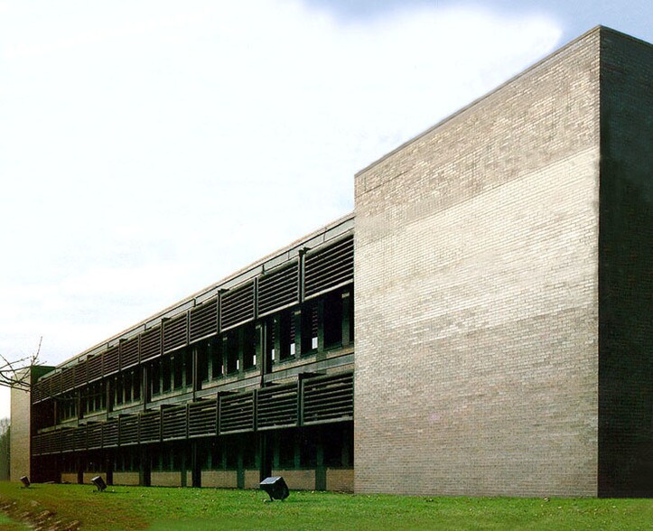 More Photos Of 4 Maguire Rd, Lexington Flex For Sale