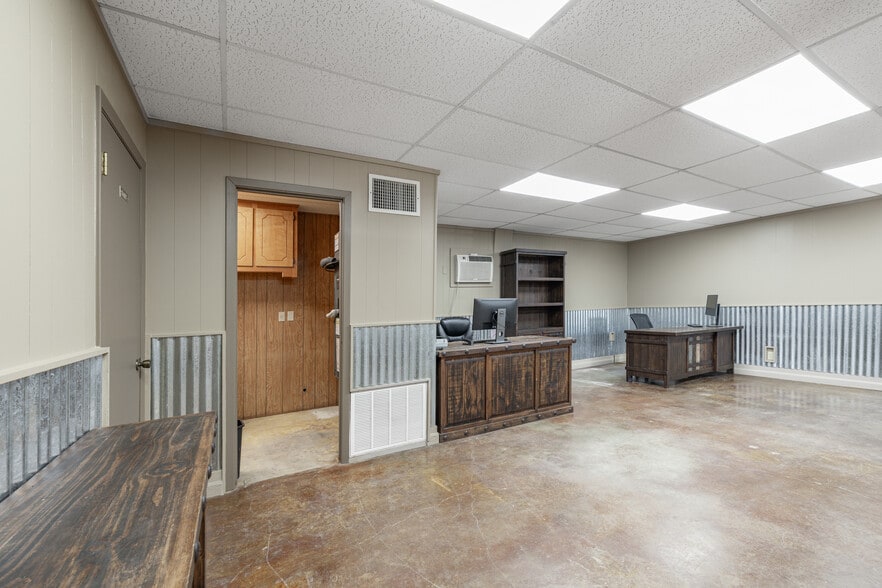 More Photos Of 530 Seydler st, Gonzales Office For Sale