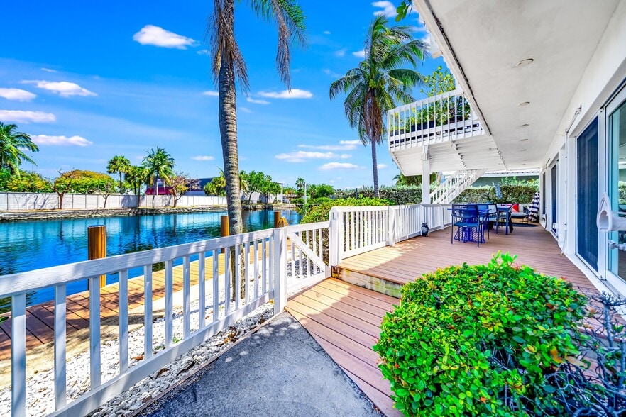 More Photos Of 2200 NE 26th St, Wilton Manors Office For Sale