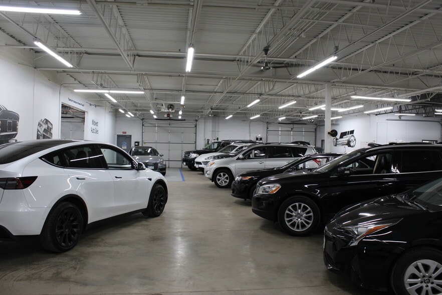 More Photos Of 6820-6848 Washington Ave S, Eden Prairie Showroom For Lease