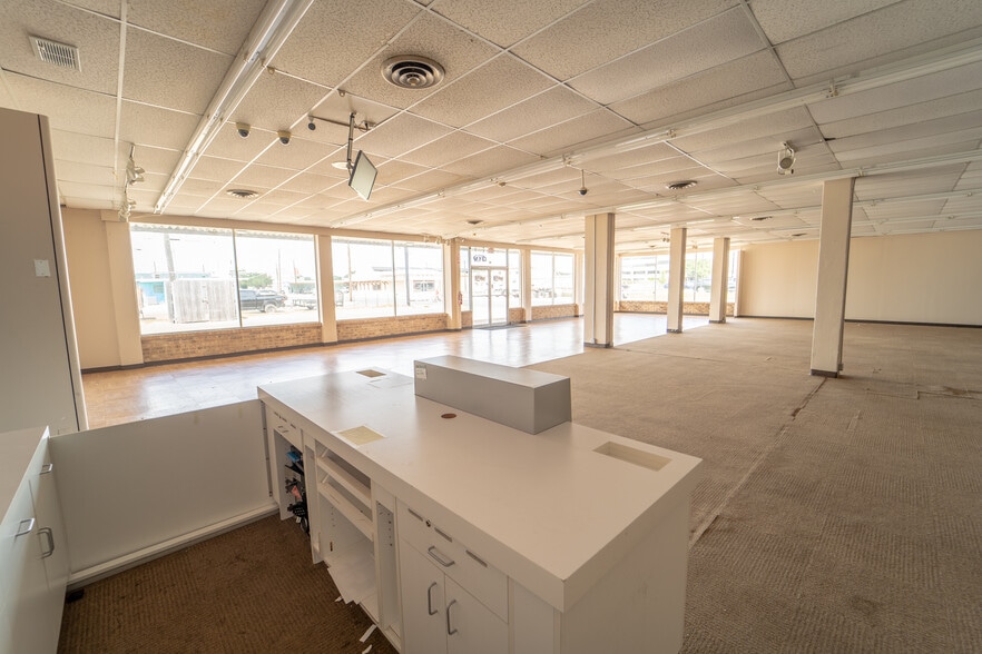 More Photos Of 701 E Rio Grande St, Victoria Storefront Retail Office For Sale