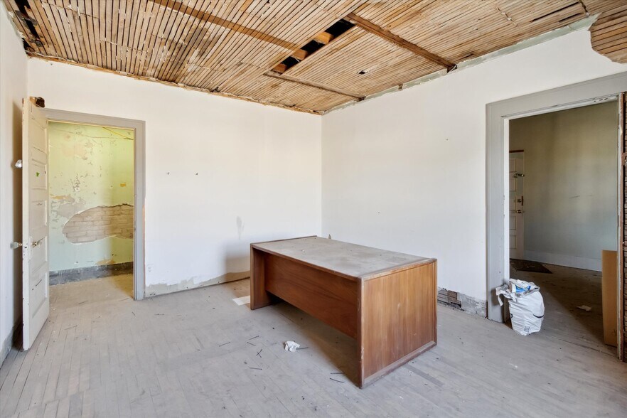 More Photos Of 225 E Superior St, Alma Office For Sale