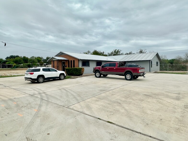 Primary Photo Of 1010 Zanderson Ave, Jourdanton Office For Lease