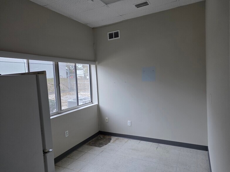 More Photos Of 6800 Edgewater Commerce Pky, Orlando Warehouse For Sale