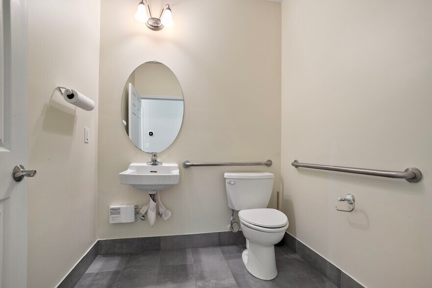 More Photos Of 200-204 River Park North Dr, Woodstock Medical For Sale