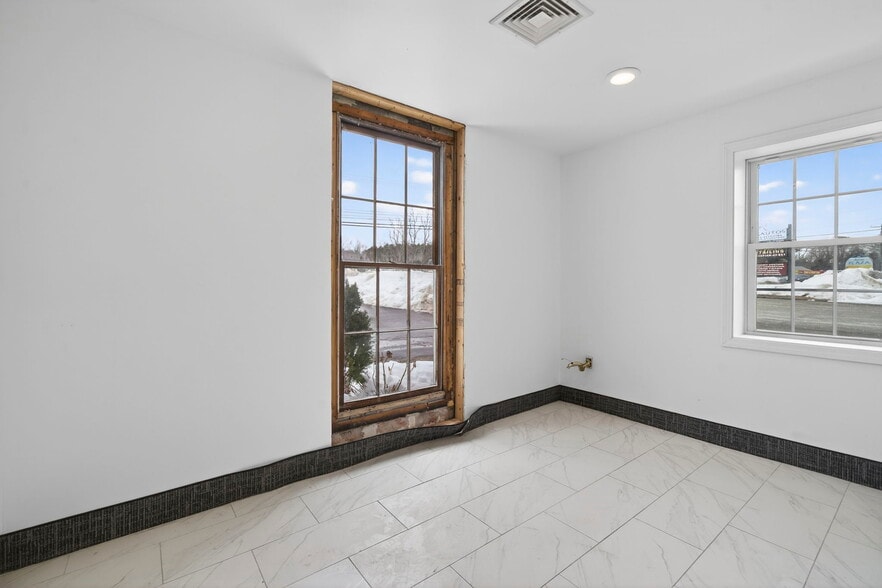 More Photos Of 890 Lafayette Rd, Seabrook Freestanding For Lease