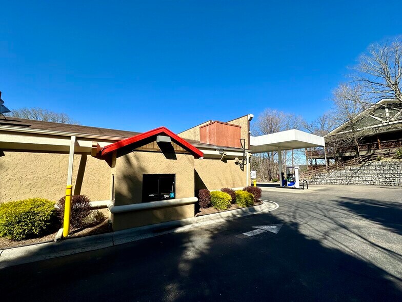 More Photos Of 450 E King St, Boone Service Station For Sale
