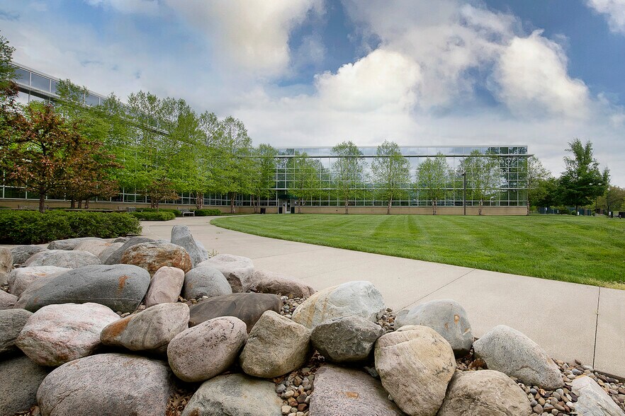 More Photos Of 6801 Brecksville Rd, Independence Research And Development For Lease