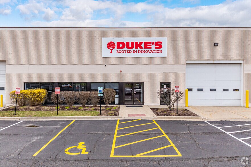 More Photos Of 400-440 Airport Rd, Elgin Warehouse For Sale