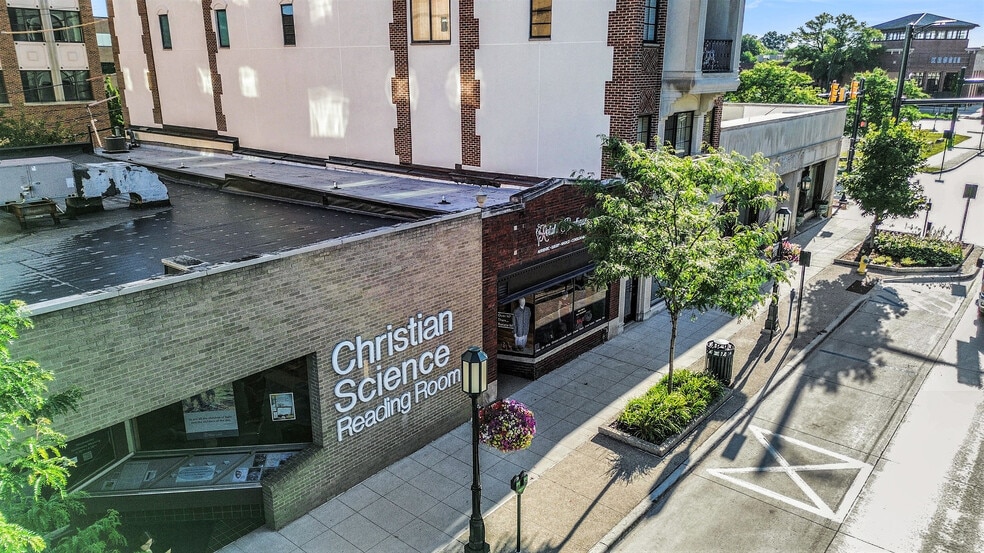 More Photos Of 361 E Maple Rd, Birmingham Storefront Retail Office For Lease
