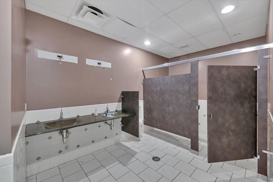 More Photos Of 2451 17th St, Sarasota Showroom For Sale