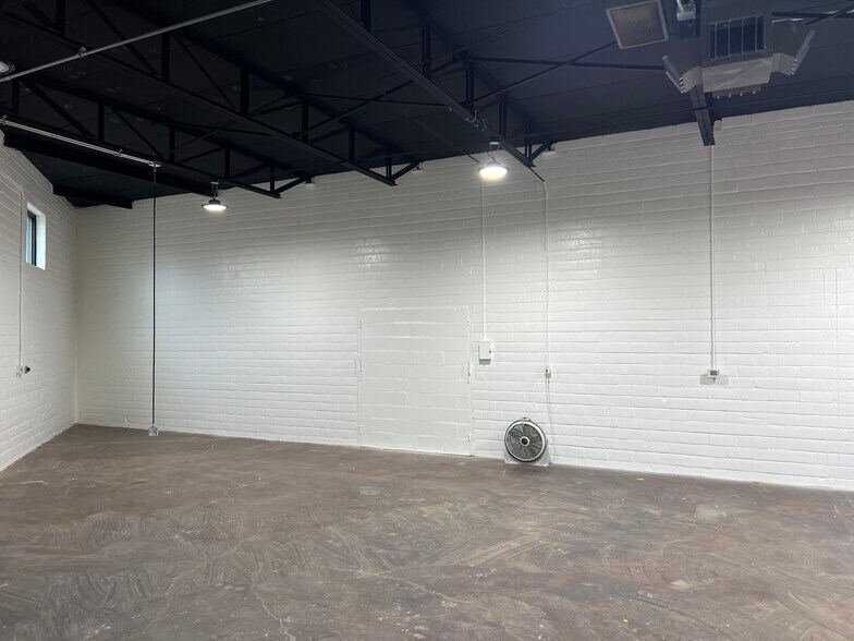 More Photos Of 2535 Farrington St, Dallas Light Distribution For Lease