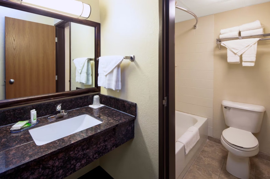 More Photos Of 3009 Lakeshore Dr E, Ashland Hotel For Sale