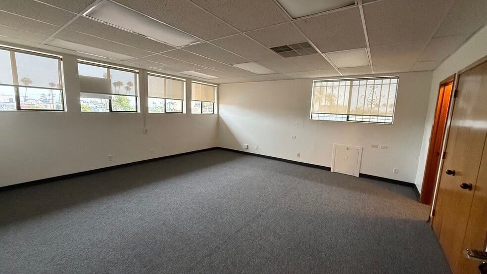 More Photos Of 5010 Cass St, San Diego Unknown For Lease