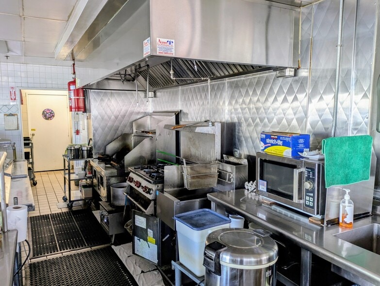 More Photos Of 15928 Ventura Blvd, Encino Storefront Retail Office For Lease